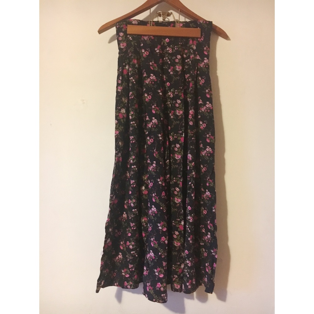 Flowing pants, wide bottom, and sleeveless top.